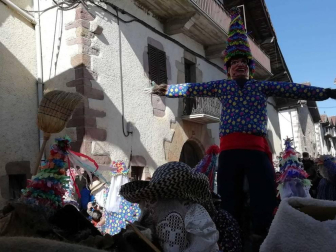 Desfile de Miel Otxin y baile homenaje a los gaiteros en el Carnaval de Lantz.