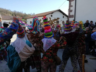 Desfile de Miel Otxin y baile homenaje a los gaiteros en el Carnaval de Lantz.