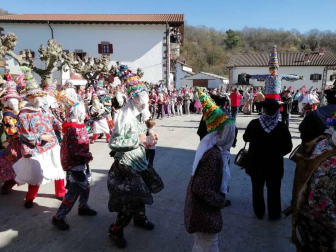 Desfile de Miel Otxin y baile homenaje a los gaiteros en el Carnaval de Lantz.