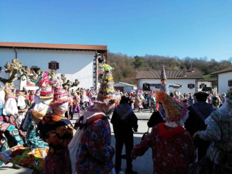 Desfile de Miel Otxin y baile homenaje a los gaiteros en el Carnaval de Lantz.