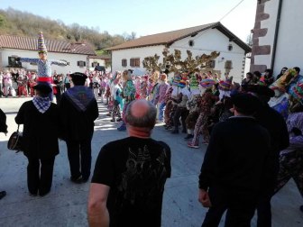 Desfile de Miel Otxin y baile homenaje a los gaiteros en el Carnaval de Lantz.