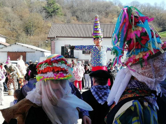 Desfile de Miel Otxin y baile homenaje a los gaiteros en el Carnaval de Lantz.