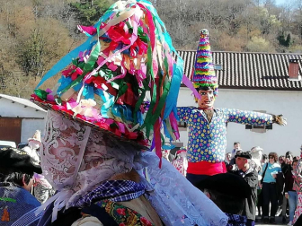 Desfile de Miel Otxin y baile homenaje a los gaiteros en el Carnaval de Lantz.