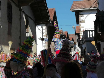 Desfile de Miel Otxin y baile homenaje a los gaiteros en el Carnaval de Lantz.