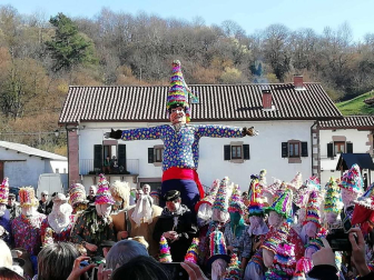 Desfile de Miel Otxin y baile homenaje a los gaiteros en el Carnaval de Lantz.