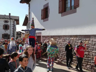 Desfile de Miel Otxin y baile homenaje a los gaiteros en el Carnaval de Lantz.