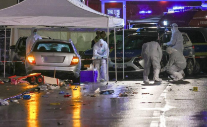 El conductor, un joven de 29 años que fue detenido en el lugar de los hechos, condujo a propósito su coche contra la multitud que participaba en un desfile de Carnaval