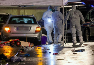 El conductor, un joven de 29 años que fue detenido en el lugar de los hechos, condujo a propósito su coche contra la multitud que participaba en un desfile de Carnaval