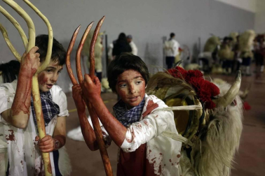 Fotos de la celebración del Carnaval rural en Alsasua este 25 de febrero, con los momotxorros como protagonistas.