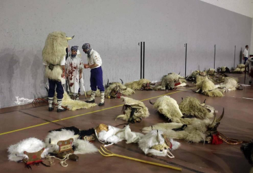 Fotos de la celebración del Carnaval rural en Alsasua este 25 de febrero, con los momotxorros como protagonistas.