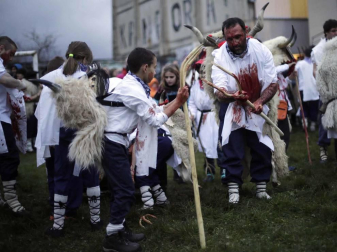 Fotos de la celebración del Carnaval rural en Alsasua este 25 de febrero, con los momotxorros como protagonistas.