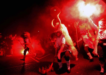 Fotos de la celebración del Carnaval rural en Alsasua este 25 de febrero, con los momotxorros como protagonistas.