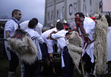 Fotos de la celebración del Carnaval rural en Alsasua este 25 de febrero, con los momotxorros como protagonistas.