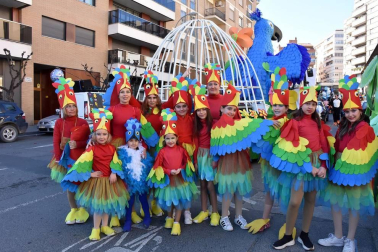 No cabe duda de que si en algún sitio lo pasaron bien en carnaval fue en la capital ribera. Y es que si lucieron así de contentos con sus disfraces, a buen seguro que lo pasaron aún mejor confeccionando sus patrones. Y después del trabajo… ¡A vestirse y a disfrutar!