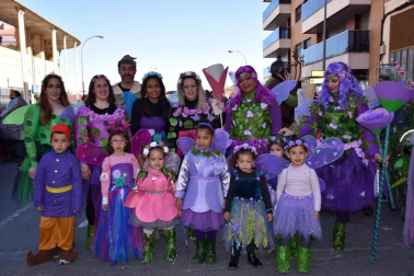 No cabe duda de que si en algún sitio lo pasaron bien en carnaval fue en la capital ribera. Y es que si lucieron así de contentos con sus disfraces, a buen seguro que lo pasaron aún mejor confeccionando sus patrones. Y después del trabajo… ¡A vestirse y a disfrutar!