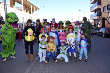 No cabe duda de que si en algún sitio lo pasaron bien en carnaval fue en la capital ribera. Y es que si lucieron así de contentos con sus disfraces, a buen seguro que lo pasaron aún mejor confeccionando sus patrones. Y después del trabajo… ¡A vestirse y a disfrutar!