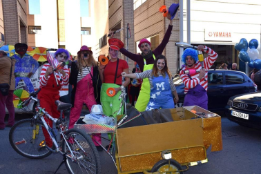 No cabe duda de que si en algún sitio lo pasaron bien en carnaval fue en la capital ribera. Y es que si lucieron así de contentos con sus disfraces, a buen seguro que lo pasaron aún mejor confeccionando sus patrones. Y después del trabajo… ¡A vestirse y a disfrutar!