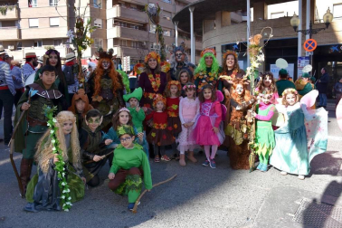No cabe duda de que si en algún sitio lo pasaron bien en carnaval fue en la capital ribera. Y es que si lucieron así de contentos con sus disfraces, a buen seguro que lo pasaron aún mejor confeccionando sus patrones. Y después del trabajo… ¡A vestirse y a disfrutar!