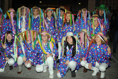 El pasado viernes los vecinos de Andosilla salieron a la calle para disfrutar del carnaval. Es el momento idóneo para olvidarse de los complejos y ataviarse con las mejores galas, combinando colores imposibles. ¡Cualquier complemento es bienvenido!