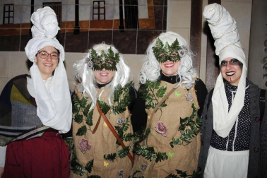 El pasado viernes los vecinos de Andosilla salieron a la calle para disfrutar del carnaval. Es el momento idóneo para olvidarse de los complejos y ataviarse con las mejores galas, combinando colores imposibles. ¡Cualquier complemento es bienvenido!