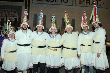 El pasado viernes los vecinos de Andosilla salieron a la calle para disfrutar del carnaval. Es el momento idóneo para olvidarse de los complejos y ataviarse con las mejores galas, combinando colores imposibles. ¡Cualquier complemento es bienvenido!