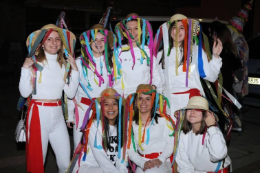 El pasado viernes los vecinos de Andosilla salieron a la calle para disfrutar del carnaval. Es el momento idóneo para olvidarse de los complejos y ataviarse con las mejores galas, combinando colores imposibles. ¡Cualquier complemento es bienvenido!