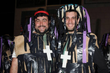 El pasado viernes los vecinos de Andosilla salieron a la calle para disfrutar del carnaval. Es el momento idóneo para olvidarse de los complejos y ataviarse con las mejores galas, combinando colores imposibles. ¡Cualquier complemento es bienvenido!