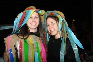 El pasado viernes los vecinos de Andosilla salieron a la calle para disfrutar del carnaval. Es el momento idóneo para olvidarse de los complejos y ataviarse con las mejores galas, combinando colores imposibles. ¡Cualquier complemento es bienvenido!