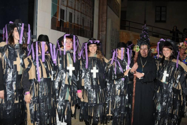 El pasado viernes los vecinos de Andosilla salieron a la calle para disfrutar del carnaval. Es el momento idóneo para olvidarse de los complejos y ataviarse con las mejores galas, combinando colores imposibles. ¡Cualquier complemento es bienvenido!