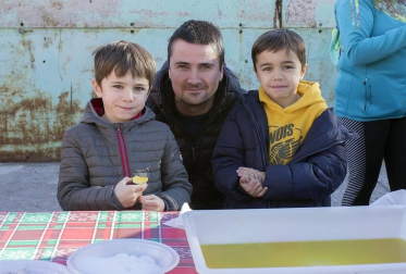 La tostada y el aceite celebraron su unión el pasado domingo 23 de febrero, Día de la Tostada y la Fiesta del Aceite de Navarra. Una cita que los 'sopicones', vecinos de Arróniz, esperaron con ganas para poder probar una rebanada de la hogaza más tierna bañada con el exquisito aceite de la última temporada.