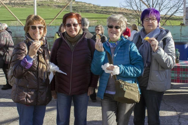 La tostada y el aceite celebraron su unión el pasado domingo 23 de febrero, Día de la Tostada y la Fiesta del Aceite de Navarra. Una cita que los 'sopicones', vecinos de Arróniz, esperaron con ganas para poder probar una rebanada de la hogaza más tierna bañada con el exquisito aceite de la última temporada.