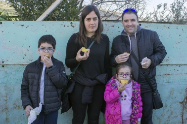 La tostada y el aceite celebraron su unión el pasado domingo 23 de febrero, Día de la Tostada y la Fiesta del Aceite de Navarra. Una cita que los 'sopicones', vecinos de Arróniz, esperaron con ganas para poder probar una rebanada de la hogaza más tierna bañada con el exquisito aceite de la última temporada.