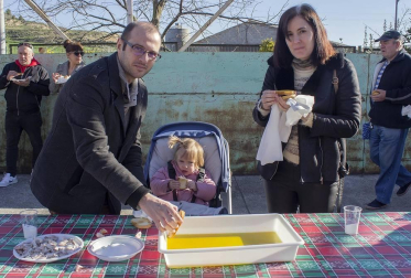 La tostada y el aceite celebraron su unión el pasado domingo 23 de febrero, Día de la Tostada y la Fiesta del Aceite de Navarra. Una cita que los 'sopicones', vecinos de Arróniz, esperaron con ganas para poder probar una rebanada de la hogaza más tierna bañada con el exquisito aceite de la última temporada.