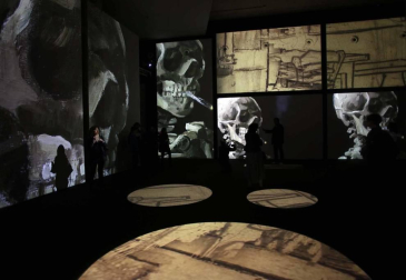 La Sala de la Muralla de Baluarte acoge desde este sábado una muestra multisensorial en la que cobrará vida la obra del artista holandés gracias a las imágenes, luces y sonidos que acompañarán al espectador en un viaje por las etapas pictóricas de Van Gogh.