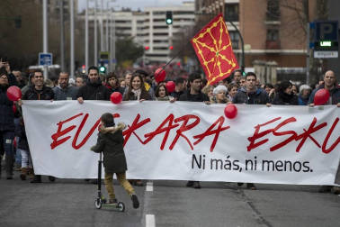 La marcha, con más de 5.000 asistentes según los organizadores y 3.000 según la delegación del Gobierno, había sido convocada por padres y madres de niños afectados.