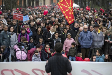 La marcha, con más de 5.000 asistentes según los organizadores y 3.000 según la delegación del Gobierno, había sido convocada por padres y madres de niños afectados.