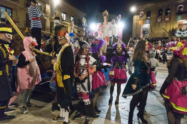El desfile del concurso de disfraces contó con la participación de 16 grupos, 8 carrozas, 5 infantiles y 2 individuales