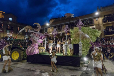 El desfile del concurso de disfraces contó con la participación de 16 grupos, 8 carrozas, 5 infantiles y 2 individuales