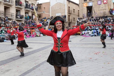 El desfile del concurso de disfraces contó con la participación de 16 grupos, 8 carrozas, 5 infantiles y 2 individuales