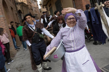 El desfile del concurso de disfraces contó con la participación de 16 grupos, 8 carrozas, 5 infantiles y 2 individuales