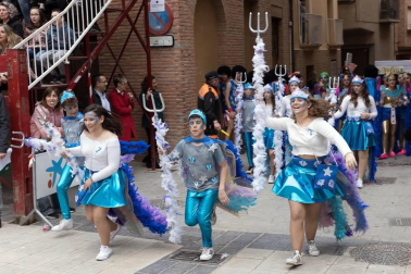 El desfile del concurso de disfraces contó con la participación de 16 grupos, 8 carrozas, 5 infantiles y 2 individuales