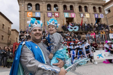 El desfile del concurso de disfraces contó con la participación de 16 grupos, 8 carrozas, 5 infantiles y 2 individuales