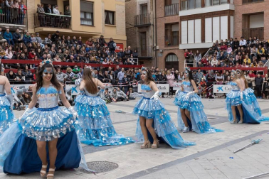 El desfile del concurso de disfraces contó con la participación de 16 grupos, 8 carrozas, 5 infantiles y 2 individuales