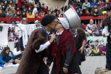 El desfile del concurso de disfraces contó con la participación de 16 grupos, 8 carrozas, 5 infantiles y 2 individuales