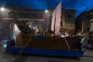 El desfile del concurso de disfraces contó con la participación de 16 grupos, 8 carrozas, 5 infantiles y 2 individuales