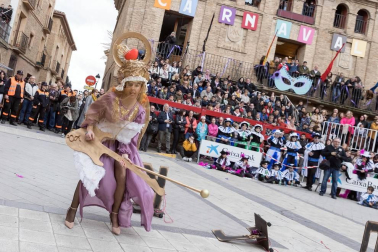 El desfile del concurso de disfraces contó con la participación de 16 grupos, 8 carrozas, 5 infantiles y 2 individuales
