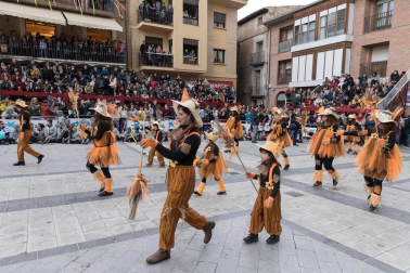 El desfile del concurso de disfraces contó con la participación de 16 grupos, 8 carrozas, 5 infantiles y 2 individuales