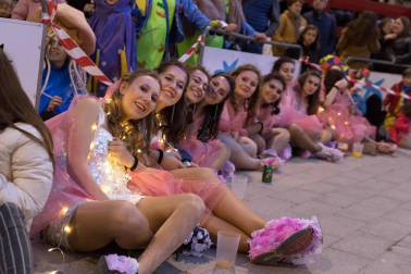 El desfile del concurso de disfraces contó con la participación de 16 grupos, 8 carrozas, 5 infantiles y 2 individuales