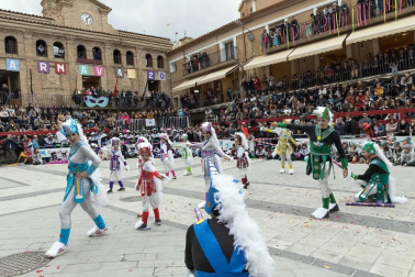 El desfile del concurso de disfraces contó con la participación de 16 grupos, 8 carrozas, 5 infantiles y 2 individuales