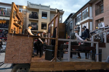 El desfile del concurso de disfraces contó con la participación de 16 grupos, 8 carrozas, 5 infantiles y 2 individuales